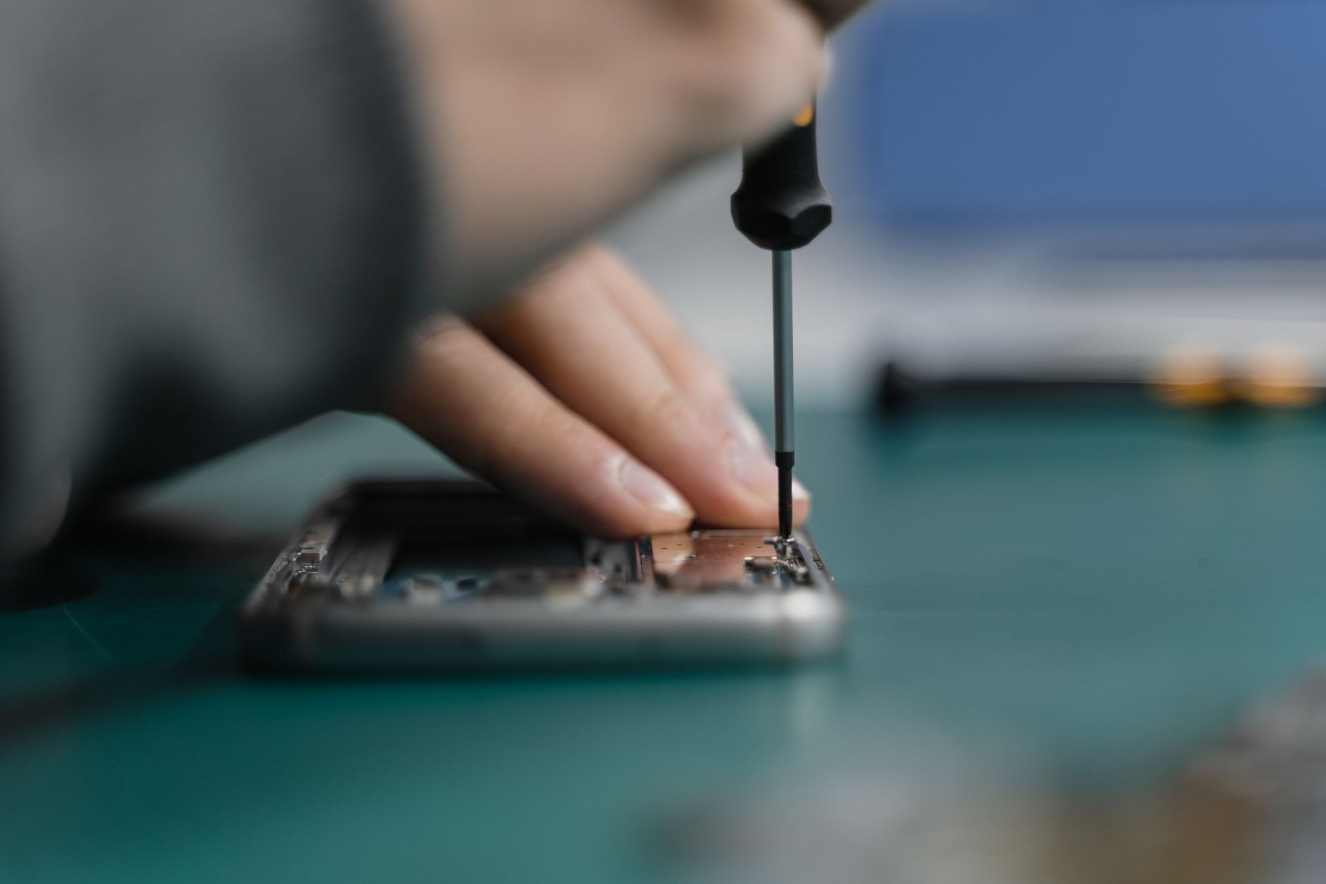 Technikus javít egy elektronikai eszközt